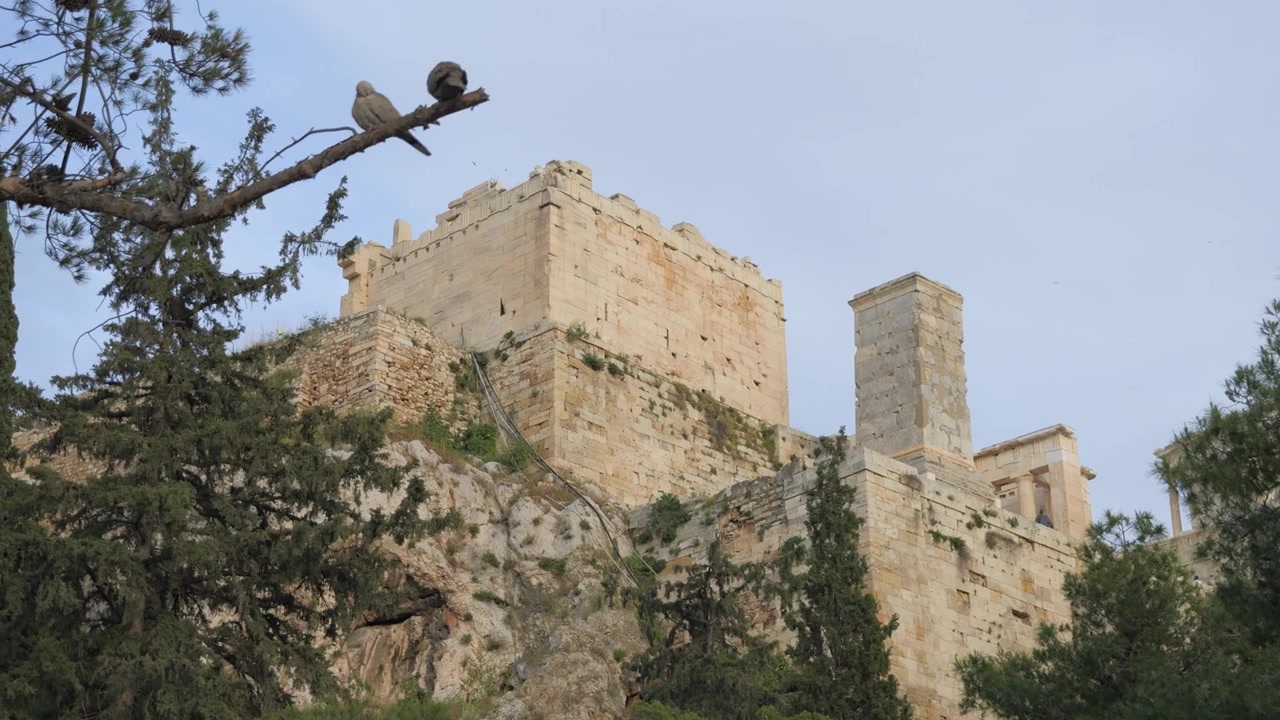 Olhando para a magnífica Acrópole em Atenas, um símbolo atemporal da história grega antiga e uma maravilha arquitetônica