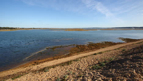 tiro amplo olhando através dos pântanos de keyhaven de hurst spit