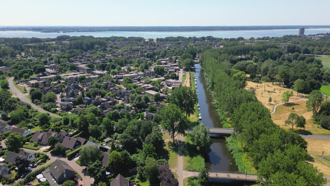 네덜란드 플레볼랜드 지방의 알메레 헤이븐 시 위에서 촬영된 드론 사진