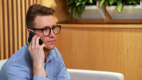 ejecutivo masculino hablando por teléfono móvil