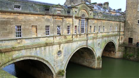 el encantador puente pulteney de estilo palladiano, que cruza el río avon en la antigua ciudad romana de bath, en el oeste de inglaterra