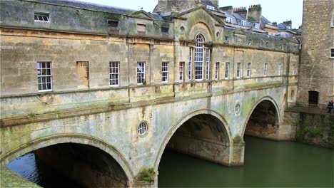 帕拉迪亞式的普爾特尼橋 (pulteney bridge) 跨越艾文河 (avon river),位於英國西部的古羅馬城市巴斯 (bath)