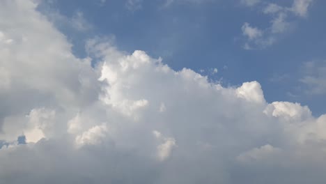 increíble lapso de tiempo de cielo azul de verano con densas nubes de lluvia de tormenta moviéndose a través de los cielos