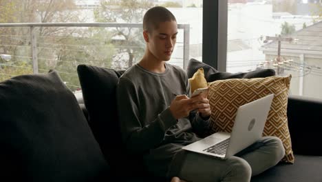 hombre usando móvil en casa 4k
