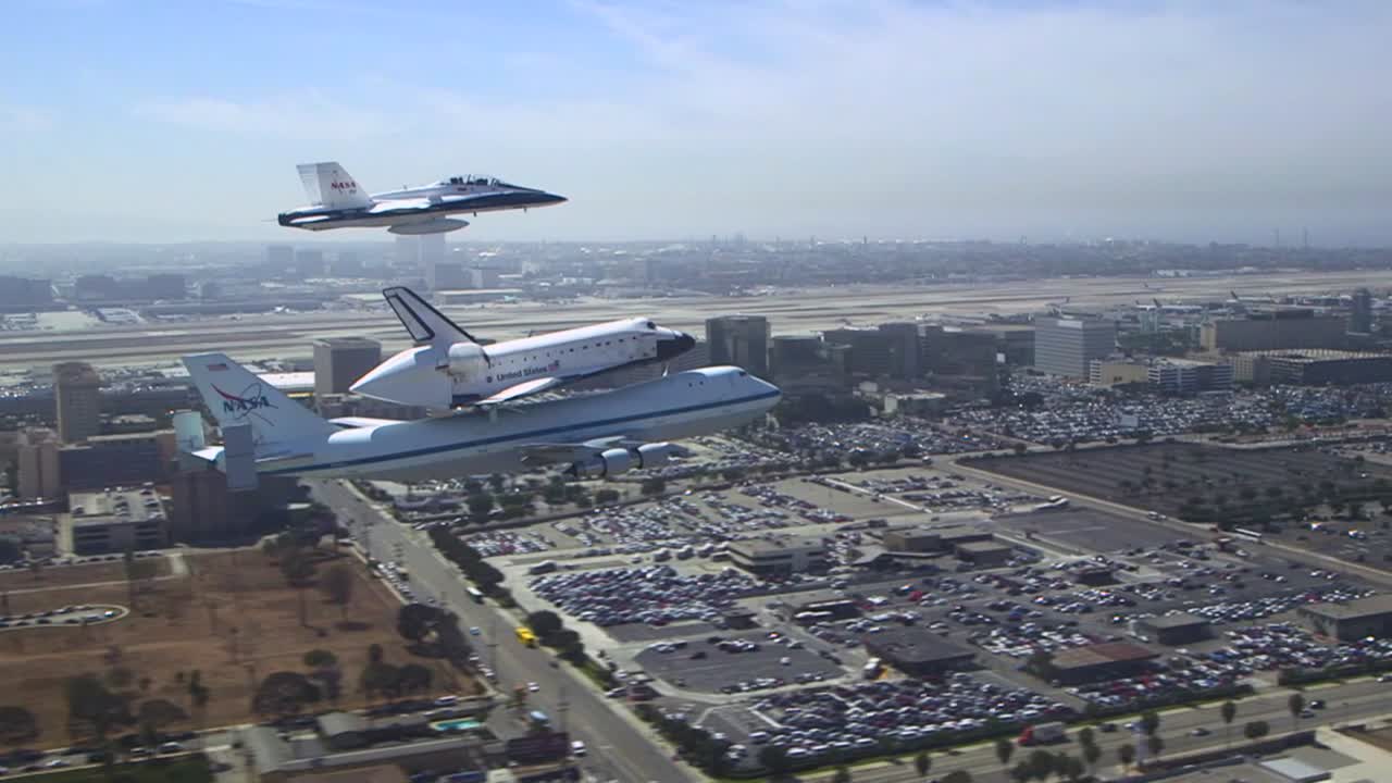 우주 왕복선 기업이 로스앤젤레스 공항에 착륙하기 위해 들어옵니다.