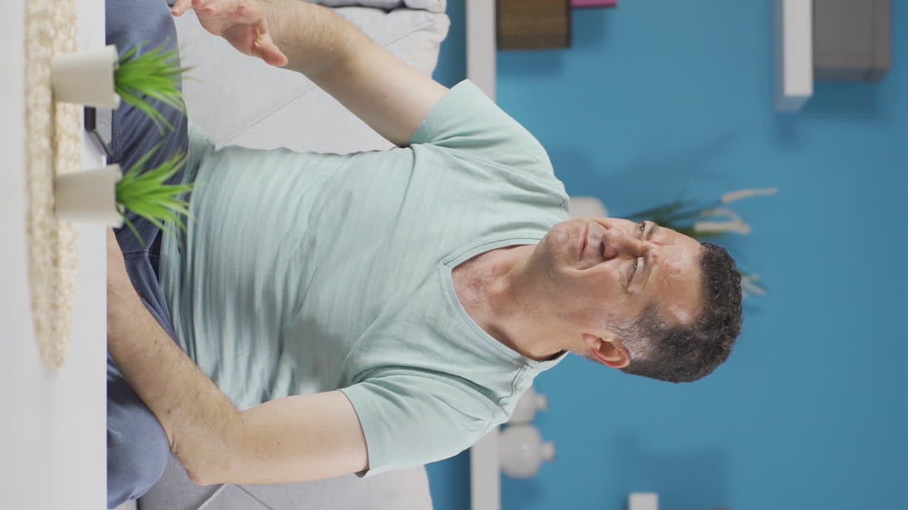 vídeo vertical de un anciano agresivo y neurótico.