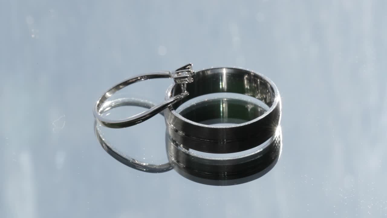 красивые обручальные кольца, сверкающие в лучах солнца