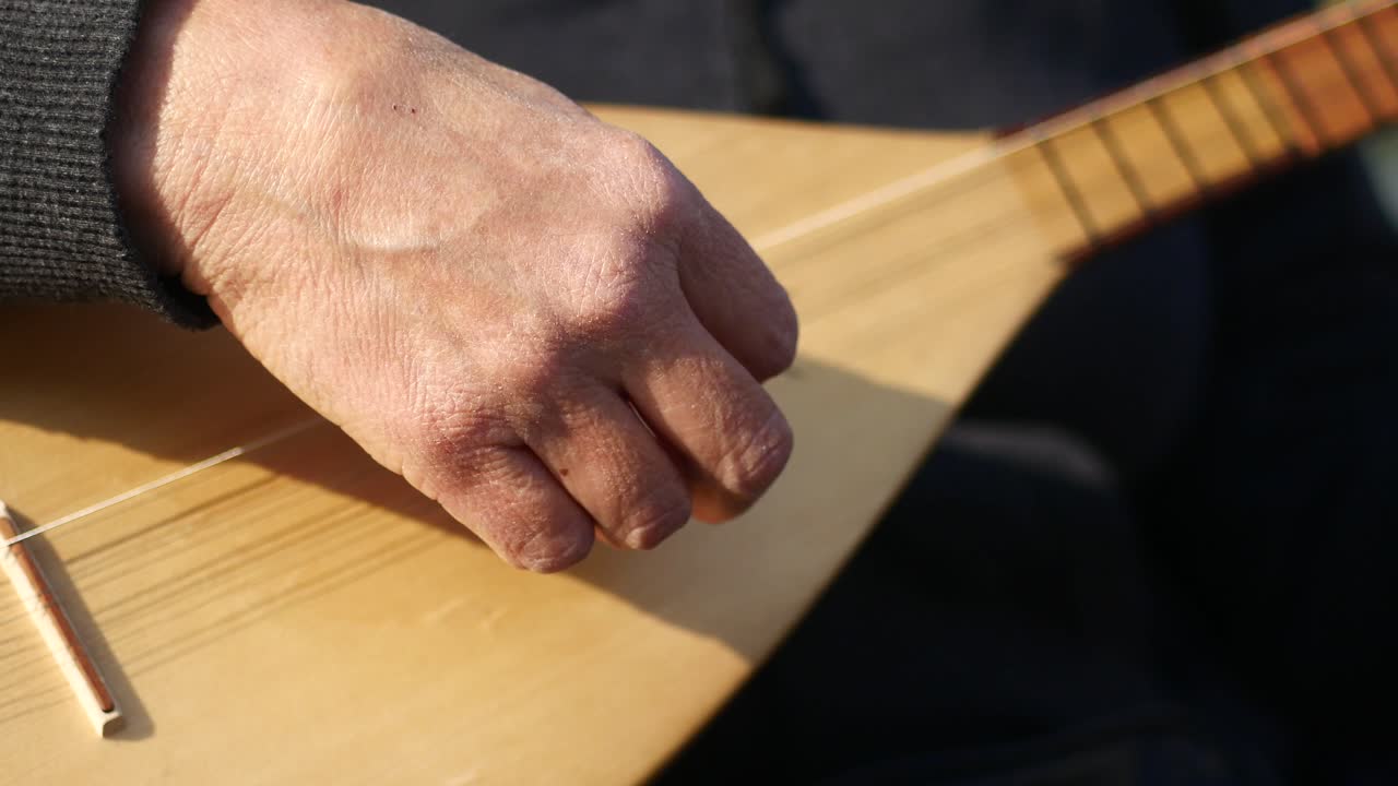 persona que toca un saz turco