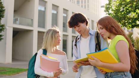 grupo de estudiantes en el campus