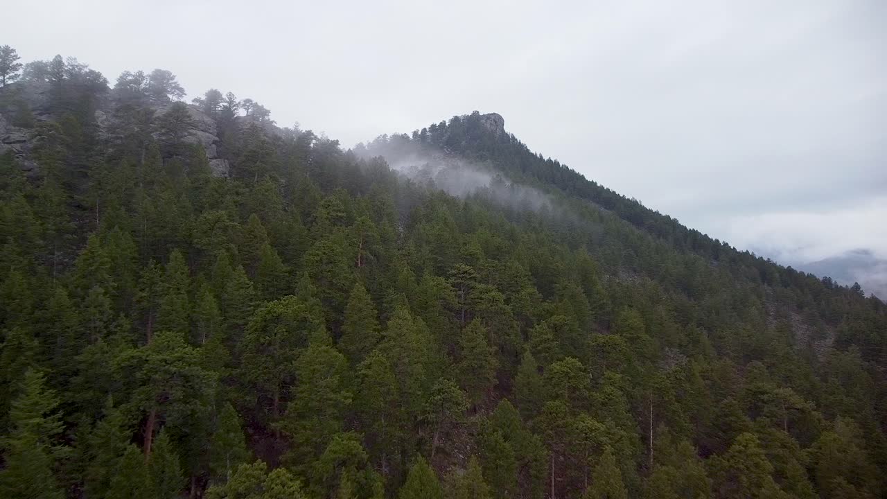 vista aérea de la montaña eagle cliff con niebla sobre los árboles del bosque