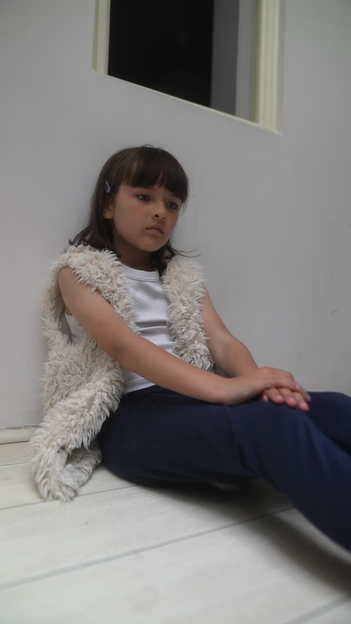 niña sentada en el suelo