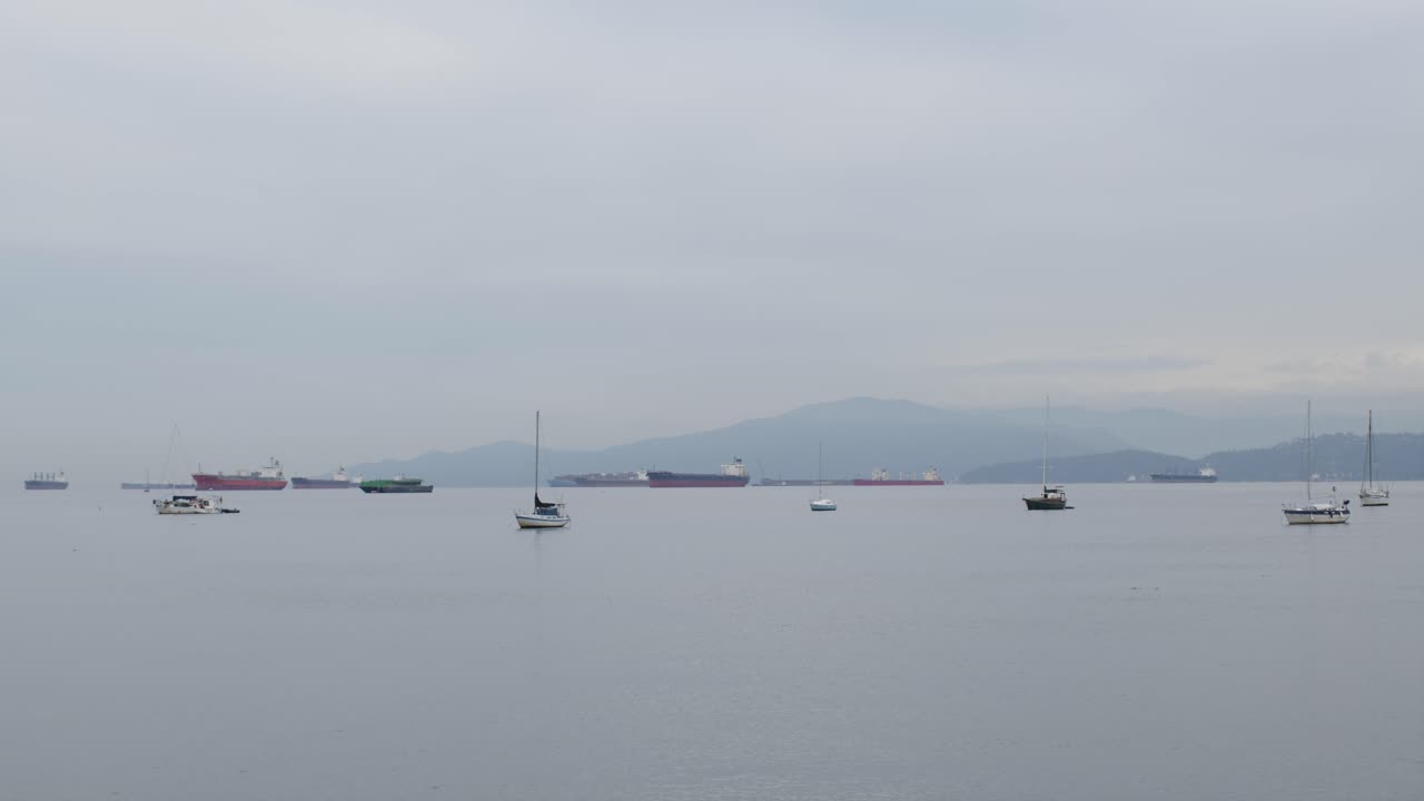 밴쿠버 채널의 유조선과 범선