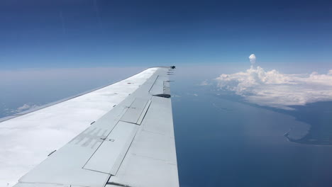 una nube de trueno vista desde un avión, con el ala derecha en primer plano