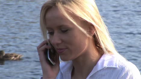 Mujer-Joven-Hablando-Por-Teléfono-Celular