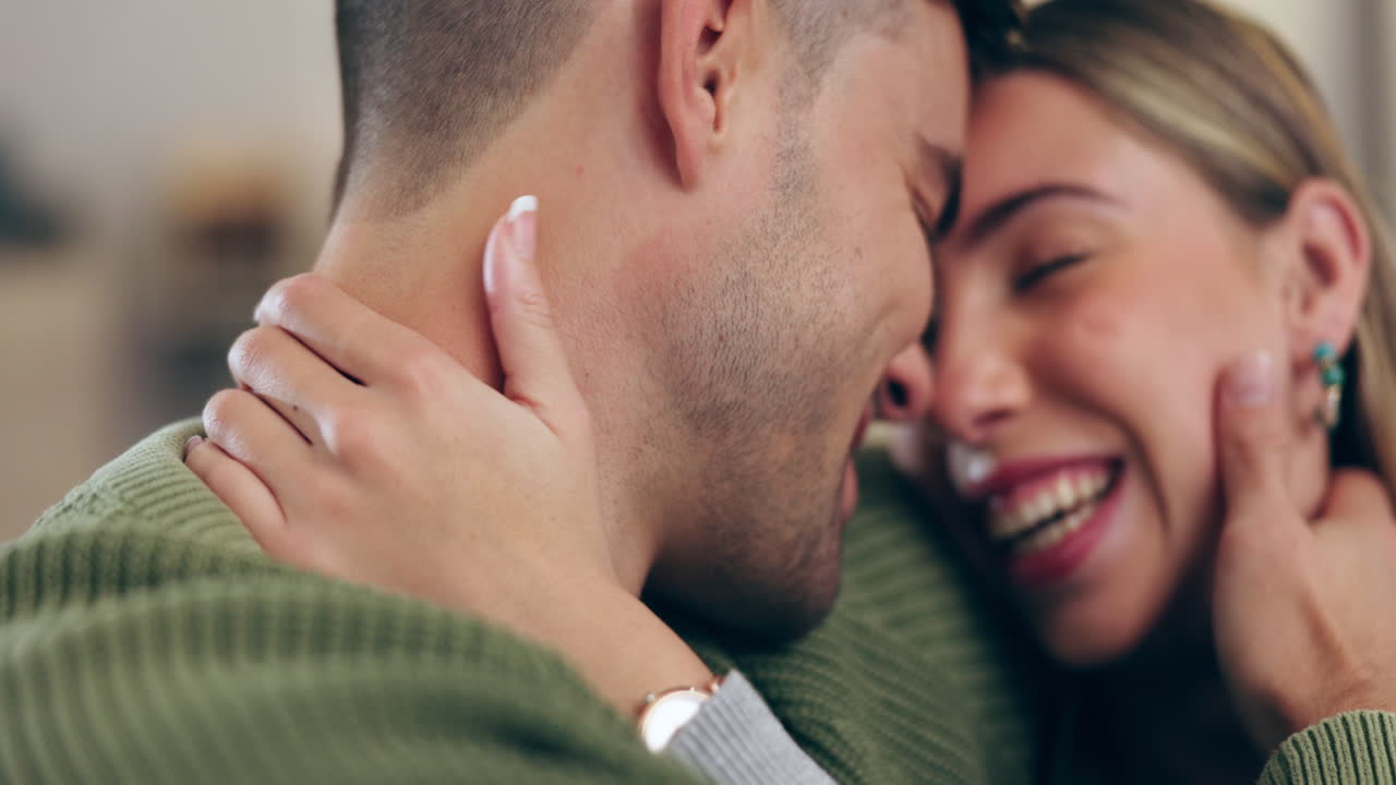 amor, cara y pareja feliz relajarse