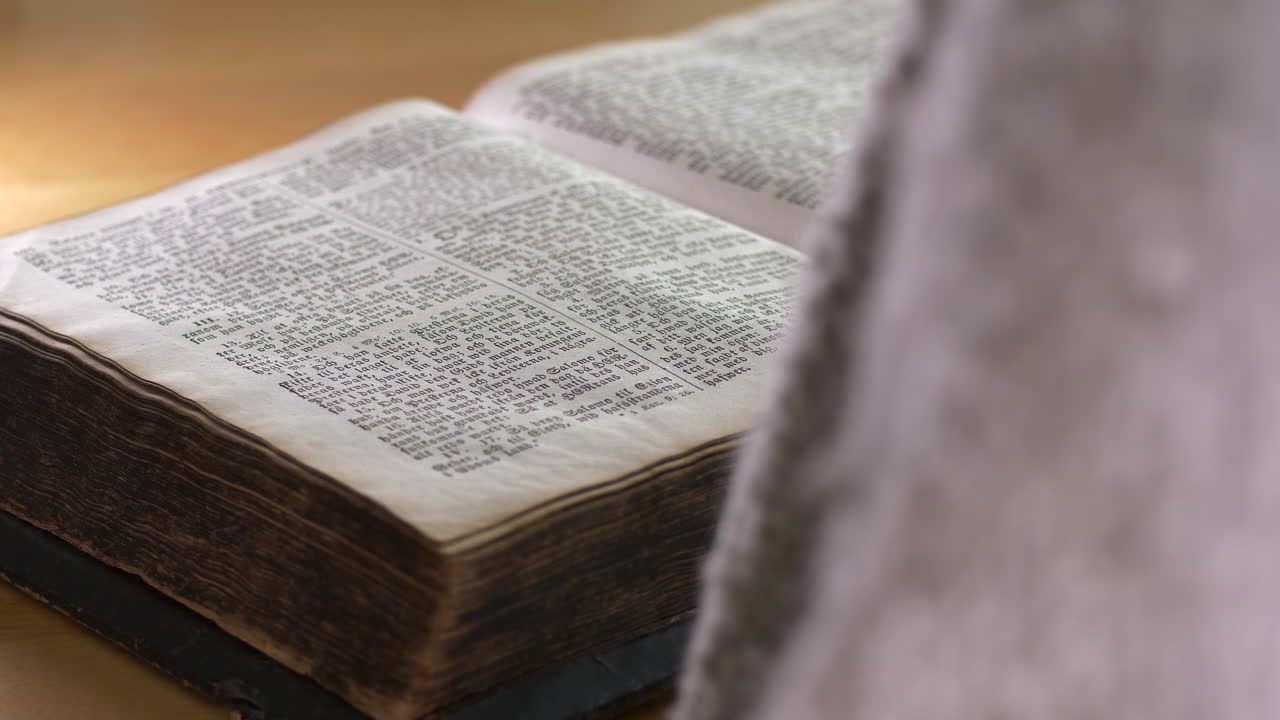 la persona se sienta dice una oración y pone los brazos en el libro de la biblia, cierra la vista trasera