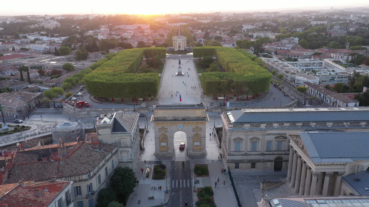 몽펠리에의 파크 듀 페이루 (parc du peyrou montpellier) 는 프랑스의 트리 보 (arc de triomphe) 위에서 촬영된 해가 지는 모습이다.