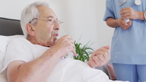 Animación-De-Un-Anciano-Caucásico-Tomando-Medicamentos