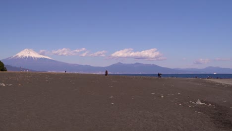 Hermosa-Playa-De-Miho-No-Matsubara-Con-Mt