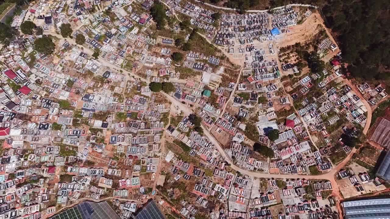 drone volando sobre un cementerio cerca de dalat, vietnam. vista aérea de las estructuras funerarias en el cementerio.