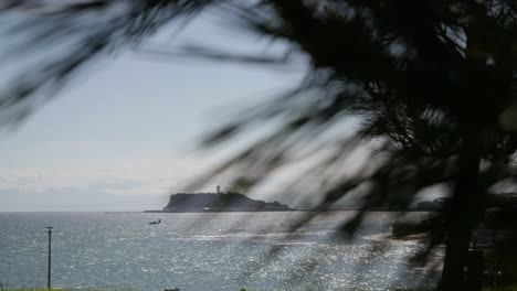 revelación cinematográfica en cámara lenta de la isla de enoshima en la distancia