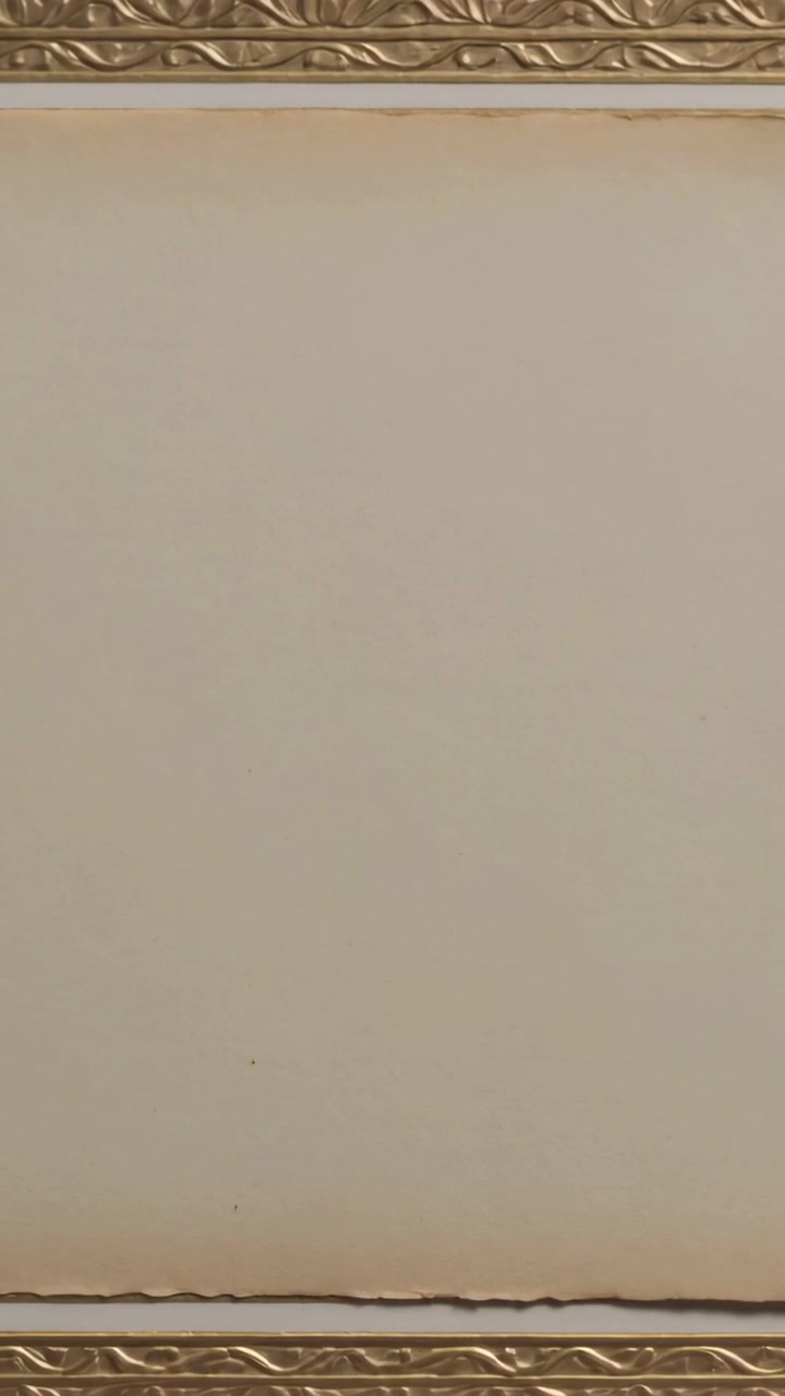 Video verticale: Telecamera che riprende una parete beige in un corridoio con modanature dorate, sottili finiture, giunture e piccole macchie.