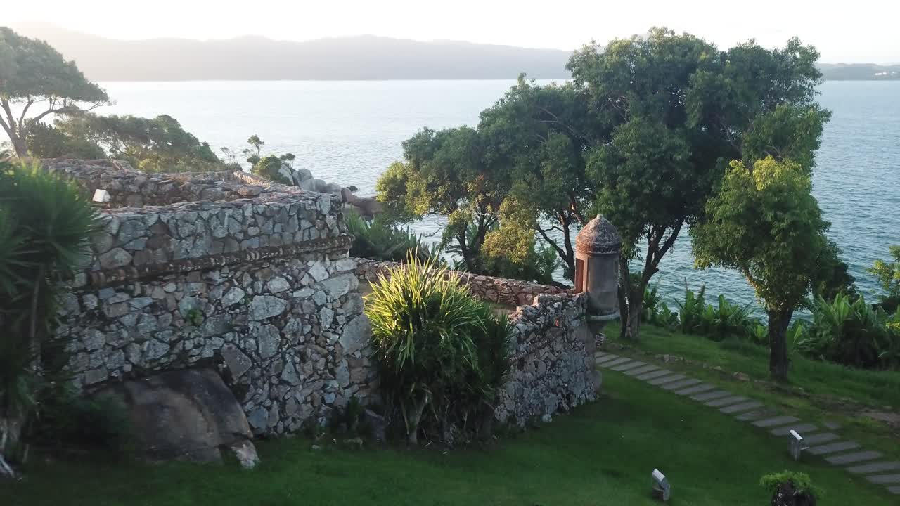 съемка с беспилотника форта сан-жозе-да-понта-гросса во флорианополисе, бразилия