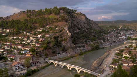 increíble vista del atardecer sobre el puente y el río en berat, albania