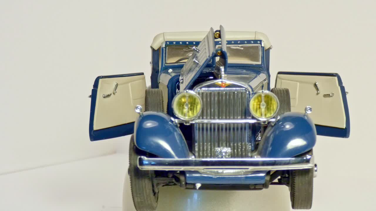 흰색 배경으로 회전하는 턴테이블의 다이캐스트 모델 자동차