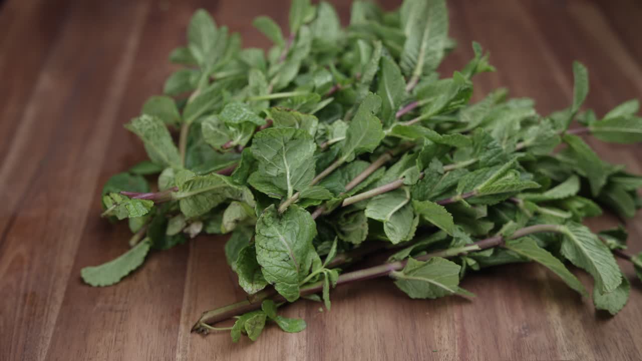 오래된 나무 배경에 신선한 민트 잎의 부드러운 슬라이더 샷