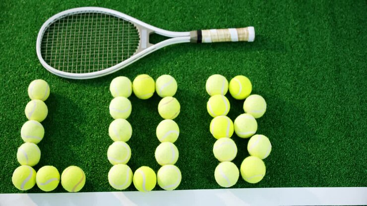 Palline da tennis che formano la parola "lob" sul campo 4k