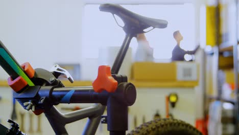 hombre trabajando en el taller 4k