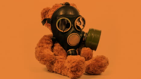 oso de peluche con máscara de gas