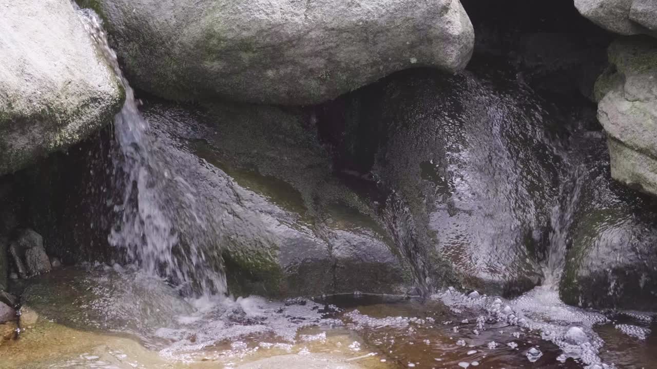 l'eau qui coule lentement du cœur de la montagne