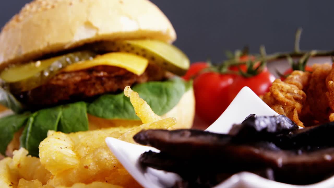 cerveza y bocadillos en una mesa de madera