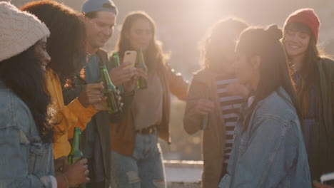 Mujer-Joven-Bailando-Amigos-Multiétnicos-Celebrando-En-La-Azotea-Al-Atardecer-Disfrutando-Del-Fin-De-Semana-De-Fiesta-Divirtiéndose-Socializando-Pasando-El-Rato-Bebiendo