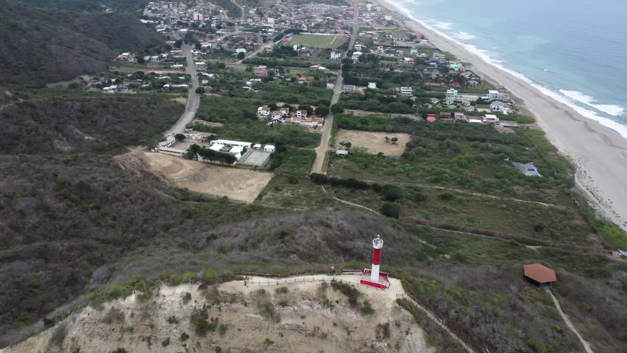 torre del faro con vistas a manabi ecuador al pueblo de la costa del océano, aérea