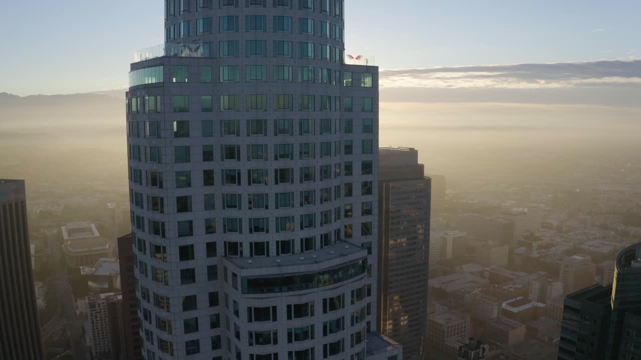 hermosa panorámica aérea alrededor del edificio del centro de los ángeles durante el amanecer