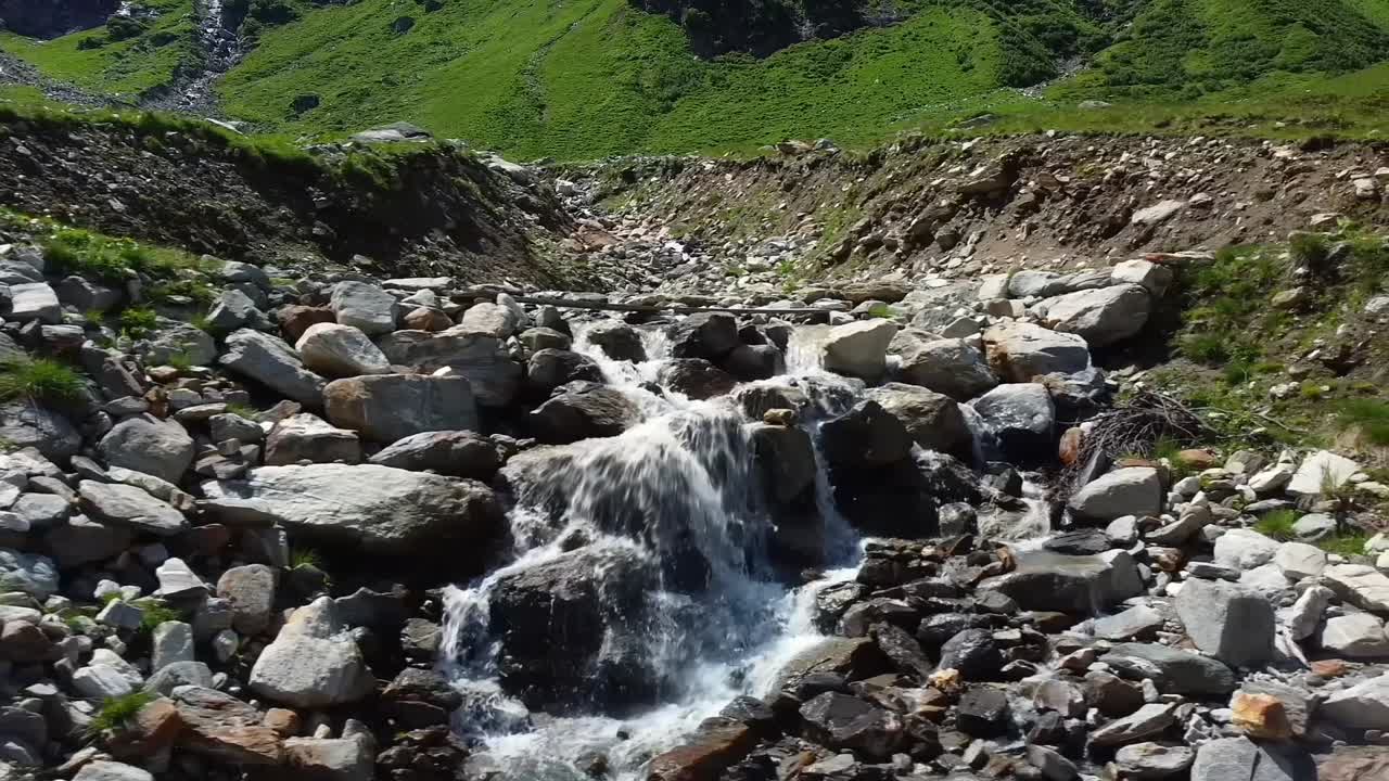 volando bajo de lado sobre una corriente de agua en austria con muchas rocas