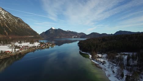 toma aérea o vuelo en el lago walchen en los alpes, baviera, alemania