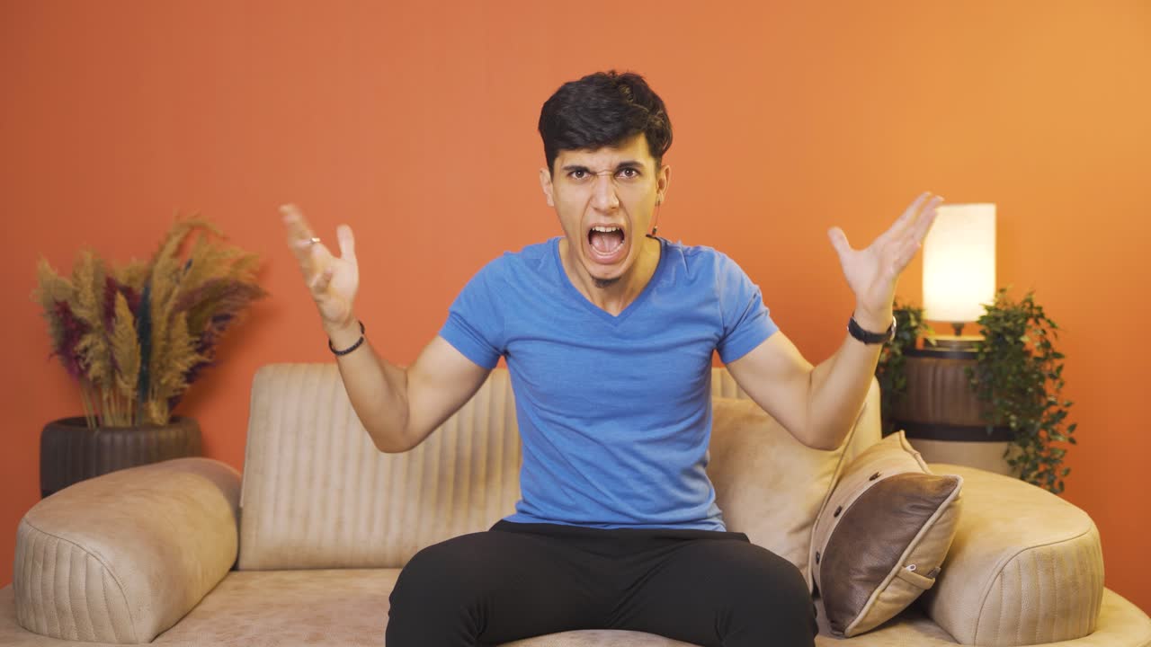 분노로 폭발하는 남자.