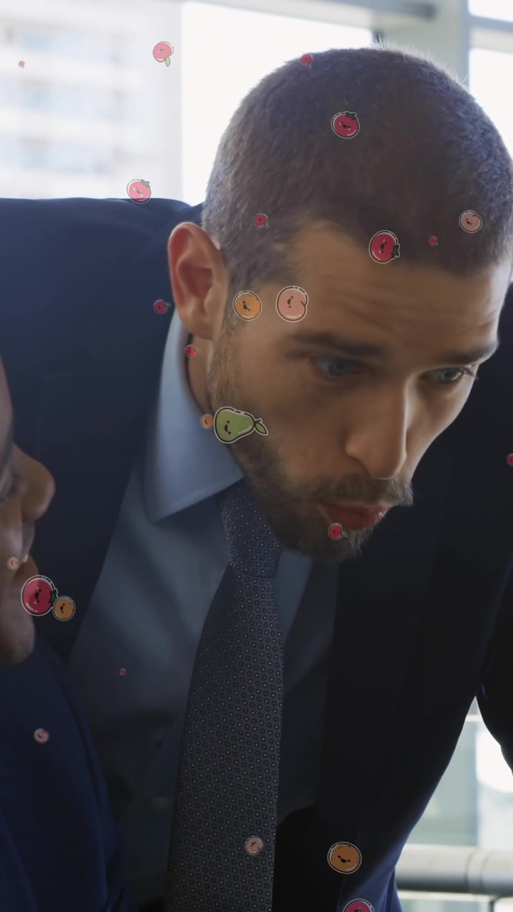 Animação de ícones de frutas sobre empresários diversos conversando.