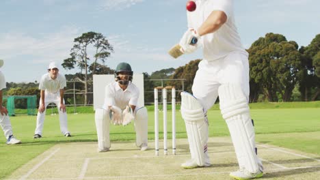 Vorderansicht-Eines-Cricketspielers,-Der-In-Den-Ball-Schießt