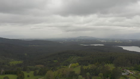 Die-Kamera-Schwenkt-Sanft-Nach-Rechts-Und-Enthüllt-Eine-üppige-Und-Natürliche-Landschaft