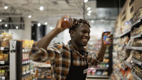 Guapo-Cara-Vendedor-Hombre-Bailando-Con-Alimentos-En-Las-Manos