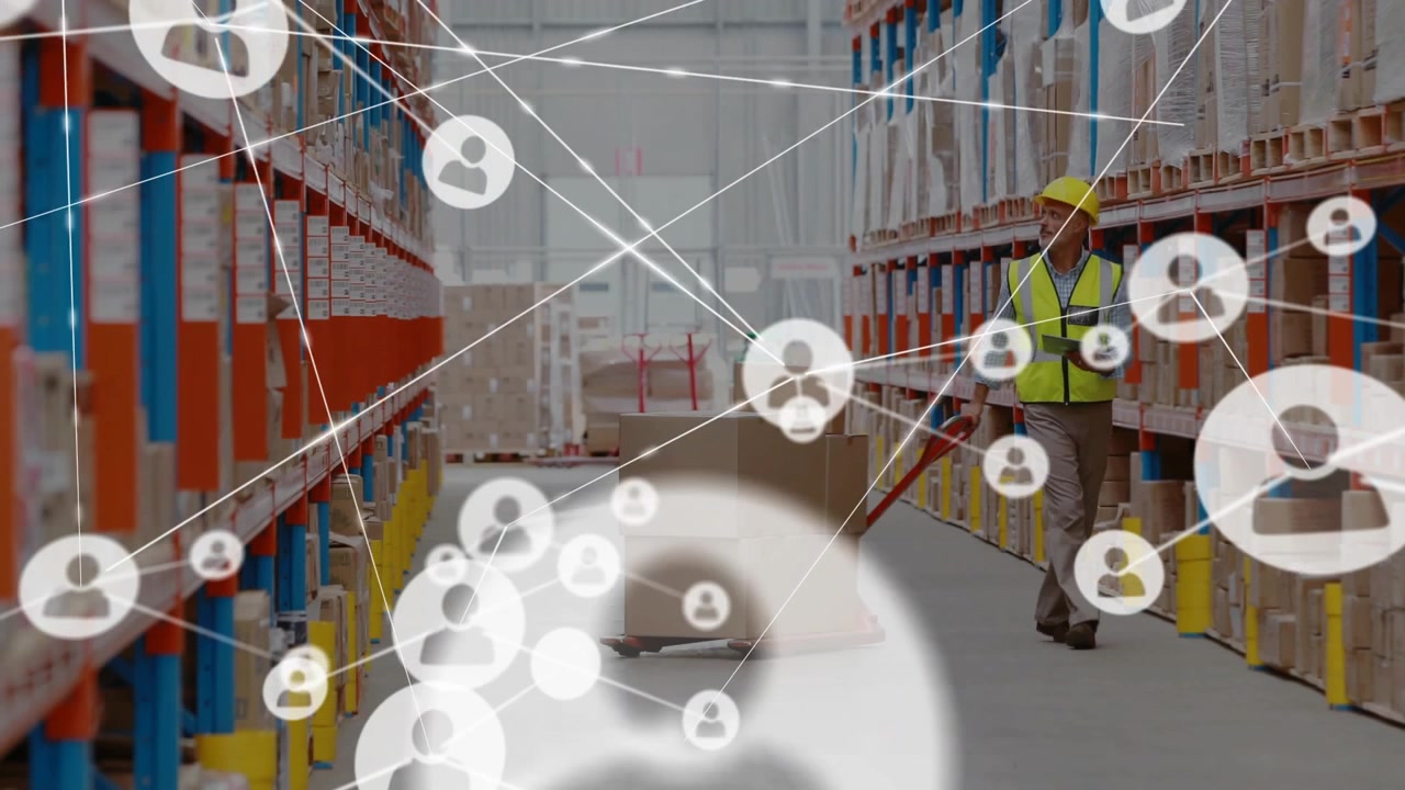 Lavoratore della logistica che indossa un casco e scansiona scatole, causando nodi animati che si collegano tra gli scaffali