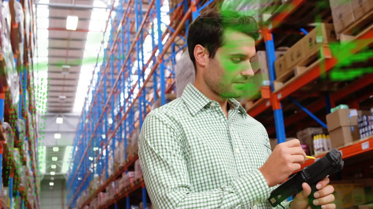 animación del procesamiento de datos sobre el hombre que trabaja en el almacén