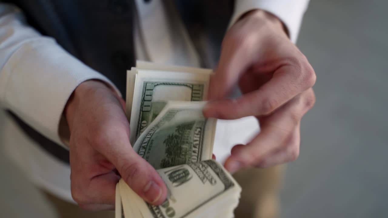 el hombre de negocios cuenta el dinero recibido después de un trato exitoso.