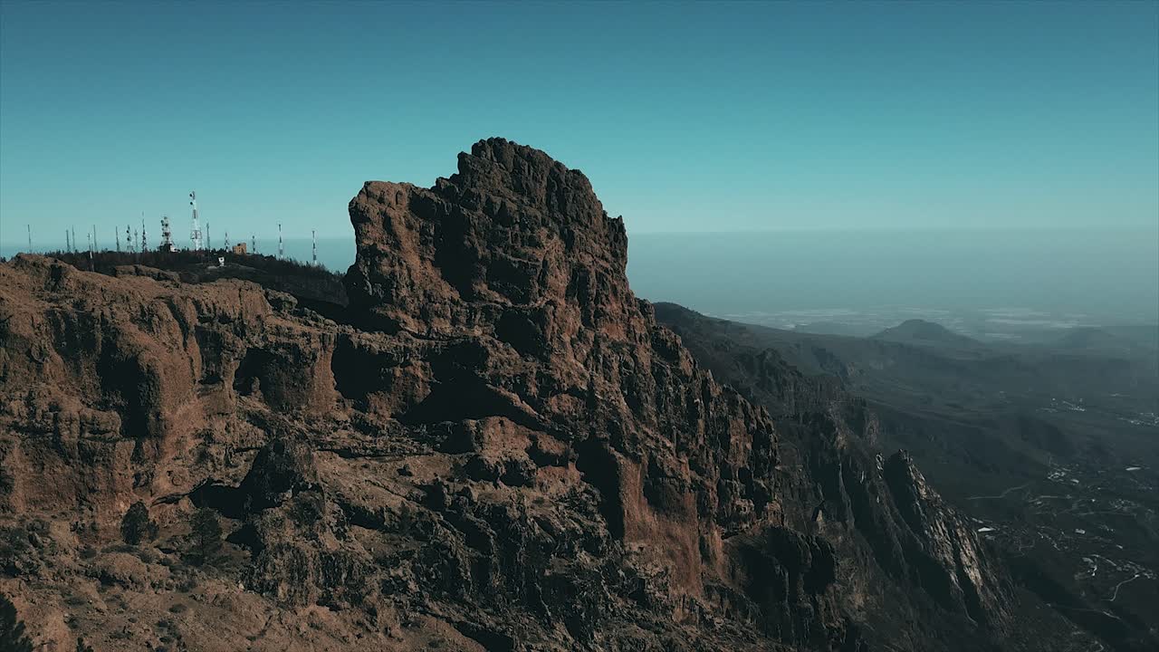 Volo intorno alle montagne rocciose di Gran Canaria.