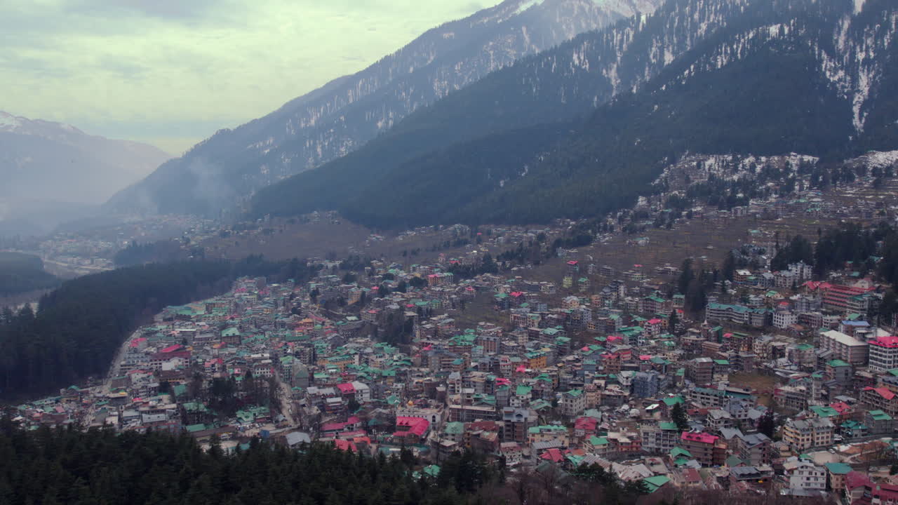 toma de drones de un pueblo o un pequeño pueblo, entre las montañas nevadas de himachal pradesh en india
